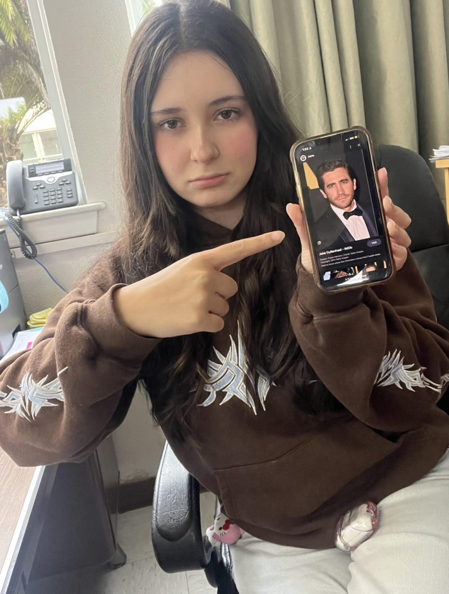 Aliviana Bacca-Lastra pointing at a photo of Jake Gyllenhaal.